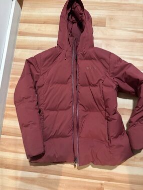 Patagonia Women's Jackson Glacier Hooded Puffer Jacket - Maroon